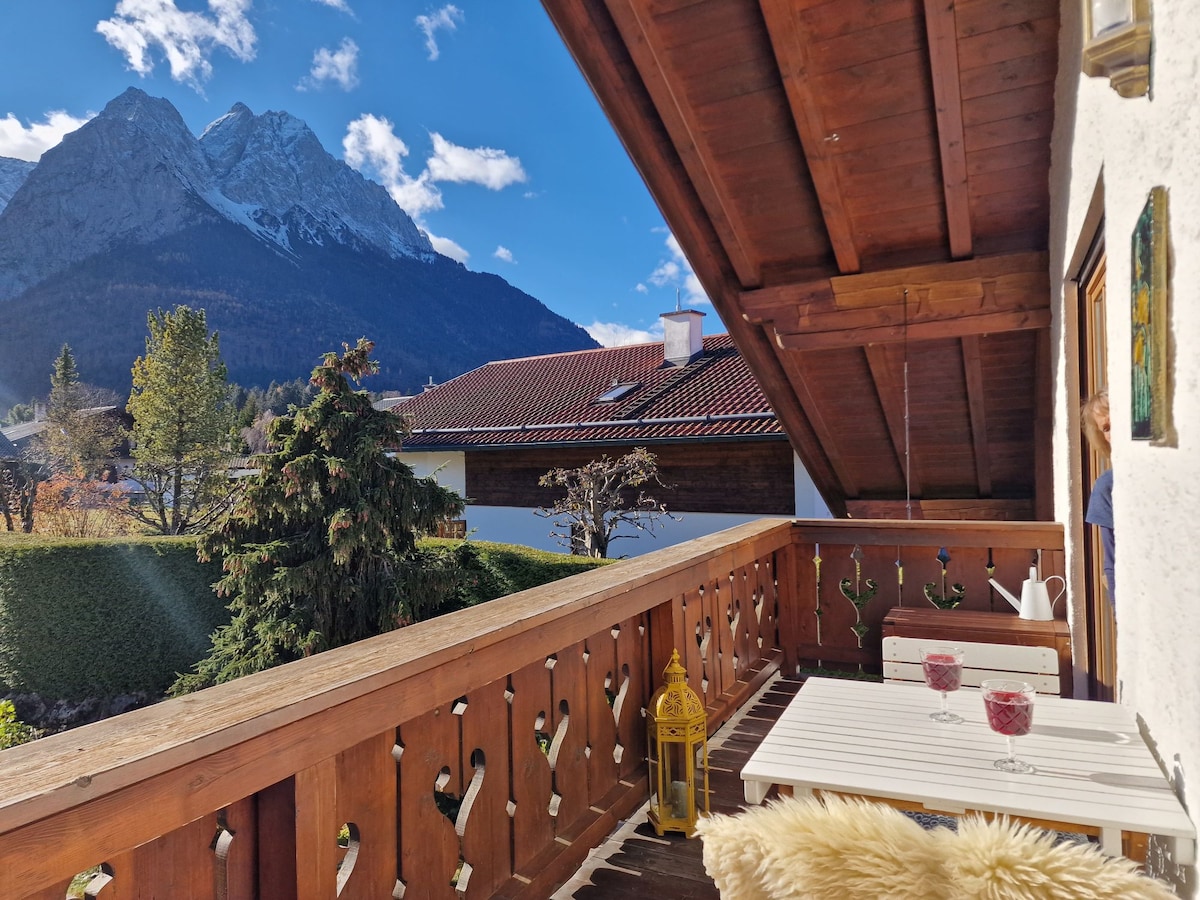 Wohnzimmer mit Bergblick